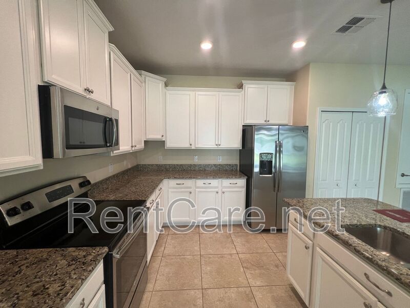 Beautiful 4/3.5 home located in Independence Signature Lakes Community of Winter Garden! property image