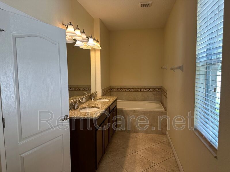Beautiful 4/3.5 home located in Independence Signature Lakes Community of Winter Garden! property image