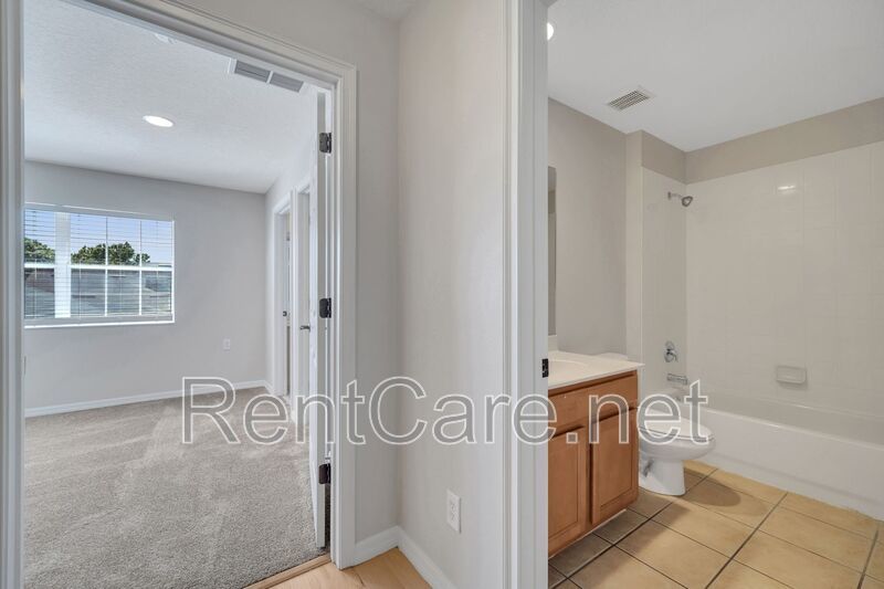 Lovely 4/3.5 Town Home in Summerport with 2 car garage! Available August! property image