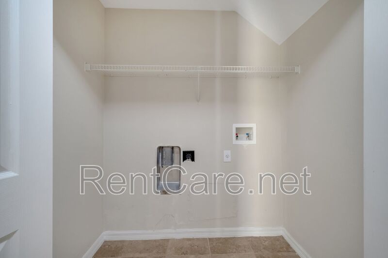 Lovely 4/3.5 Town Home in Summerport with 2 car garage! Available August! property image