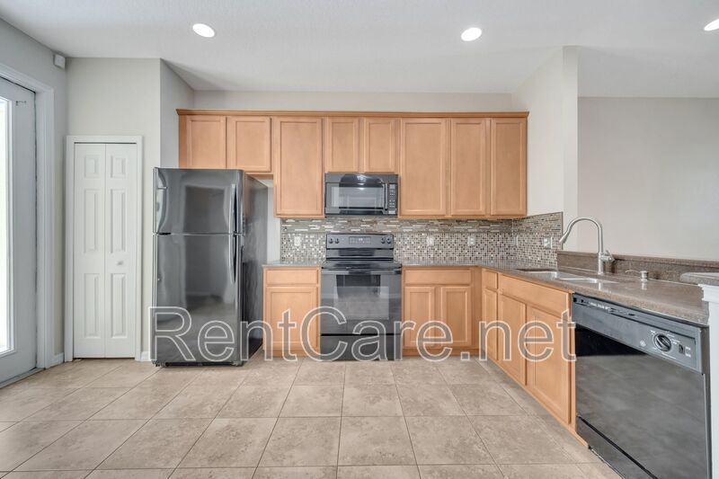 Lovely 4/3.5 Town Home in Summerport with 2 car garage! Available August! property image