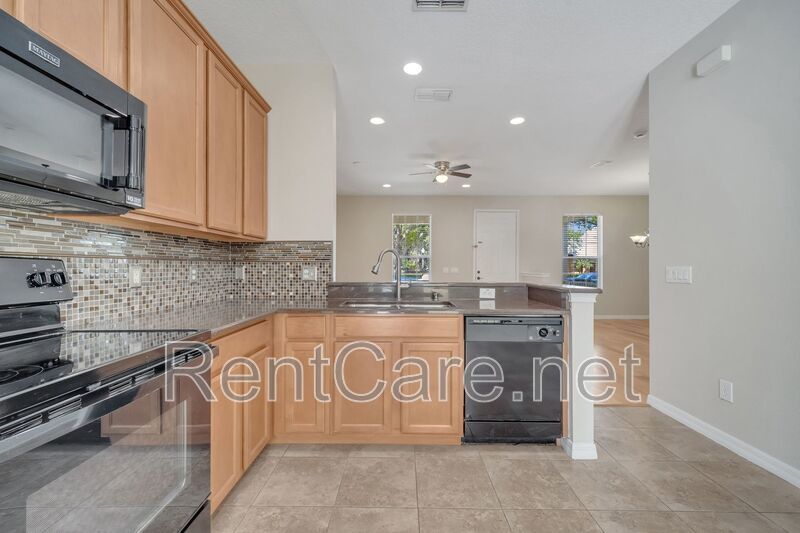 Lovely 4/3.5 Town Home in Summerport with 2 car garage! Available August! property image