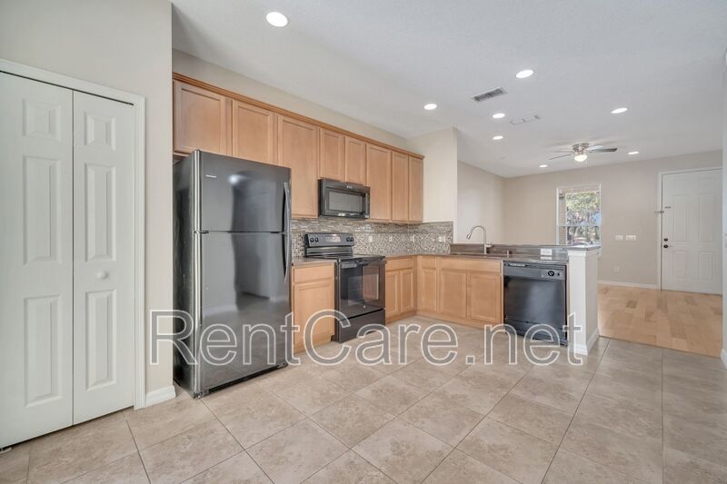 Lovely 4/3.5 Town Home in Summerport with 2 car garage! Available August! property image