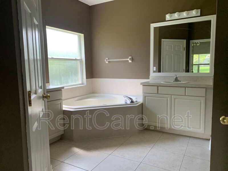 3/2 House in Gated Community close to UCF in East Orlando.  Available Now. property image