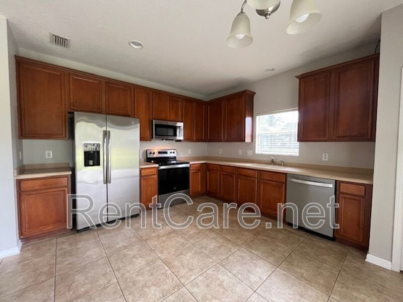 3/2 House in Gated Community close to UCF in East Orlando.  Available Now. property image
