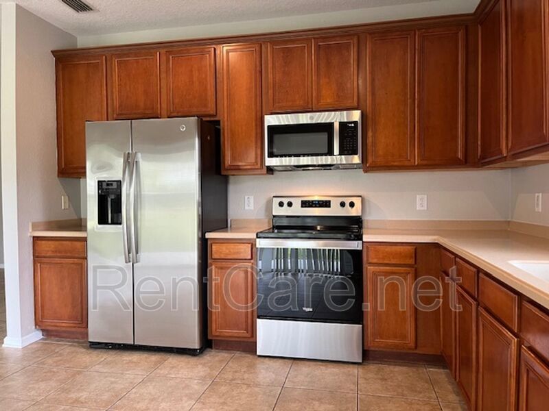 3/2 House in Gated Community close to UCF in East Orlando.  Available Now. property image