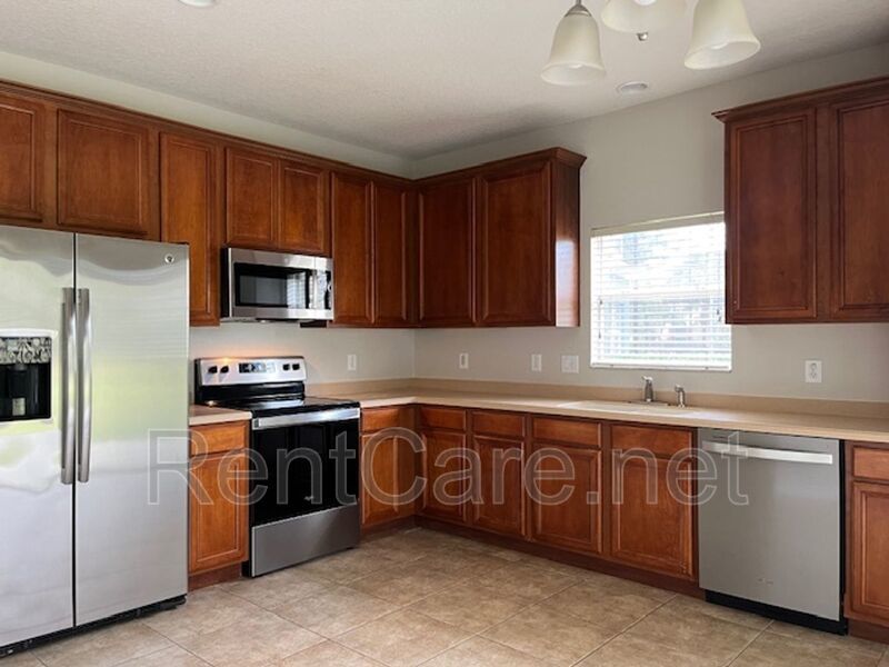 3/2 House in Gated Community close to UCF in East Orlando.  Available Now. property image