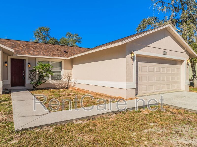 Spacious 3/2 home in Oviedo, just minutes to UCF.  Fresh paint and new carpet! No HOA! property image