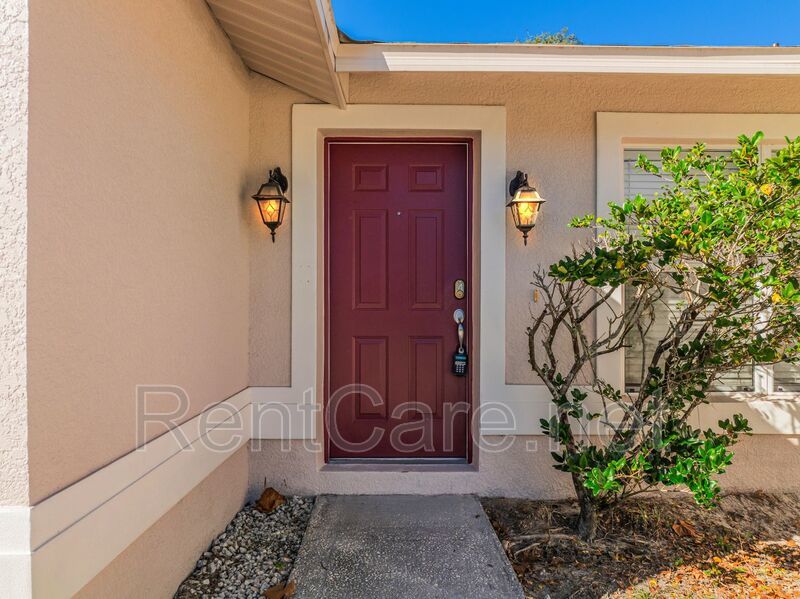 Spacious 3/2 home in Oviedo, just minutes to UCF.  Fresh paint and new carpet! No HOA! property image