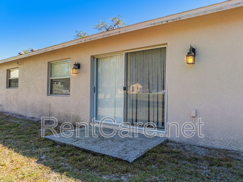 Spacious 3/2 home in Oviedo, just minutes to UCF.  Fresh paint and new carpet! No HOA! property image