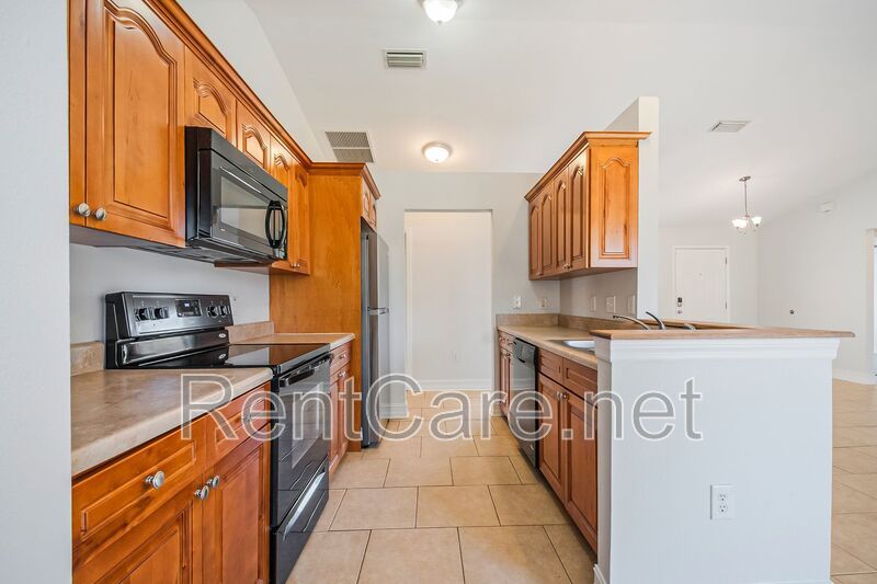 Spacious 3/2 home in Oviedo, just minutes to UCF.  Fresh paint and new carpet! No HOA! property image