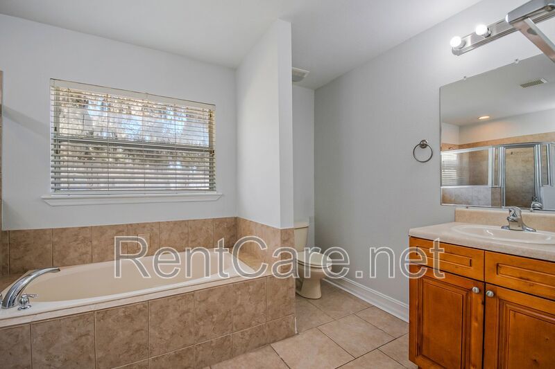 Spacious 3/2 home in Oviedo, just minutes to UCF.  Fresh paint and new carpet! No HOA! property image