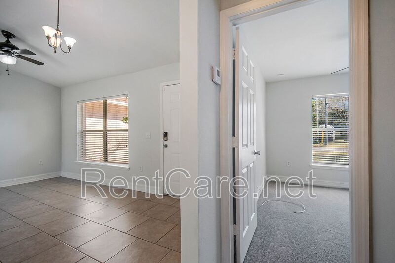 Spacious 3/2 home in Oviedo, just minutes to UCF.  Fresh paint and new carpet! No HOA! property image