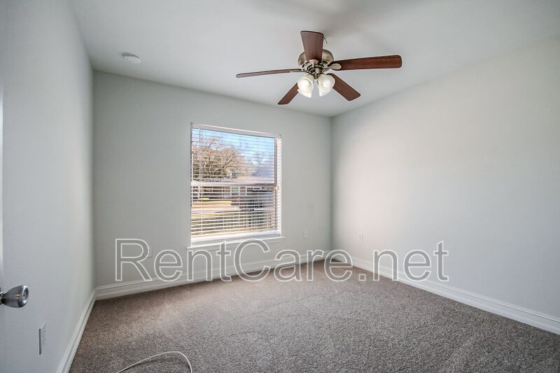 Spacious 3/2 home in Oviedo, just minutes to UCF.  Fresh paint and new carpet! No HOA! property image