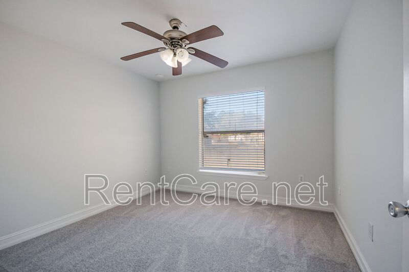 Spacious 3/2 home in Oviedo, just minutes to UCF.  Fresh paint and new carpet! No HOA! property image