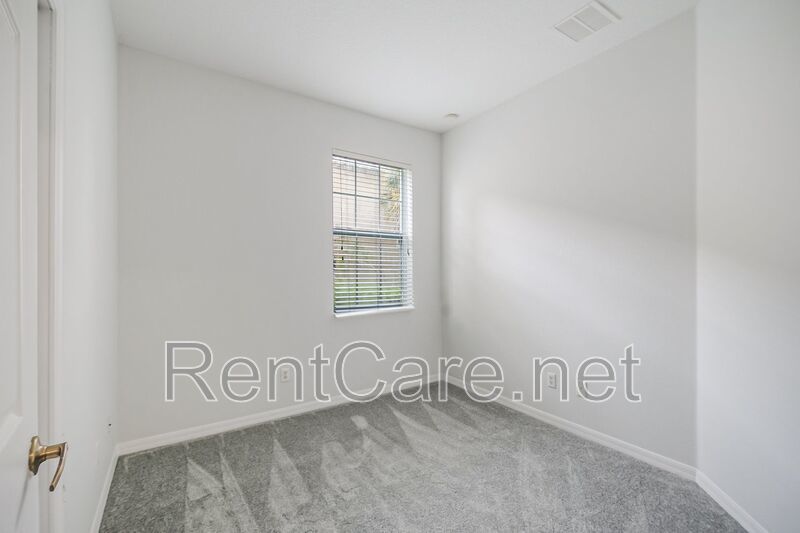 Spacious 3/2 Condo in the Gated Oakwater Community with Single Car Garage! Brand new carpets and Freshly Painted! property image