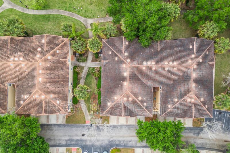 Spacious 3/2 Condo in the Gated Oakwater Community with Single Car Garage! Brand new carpets and Freshly Painted! property image