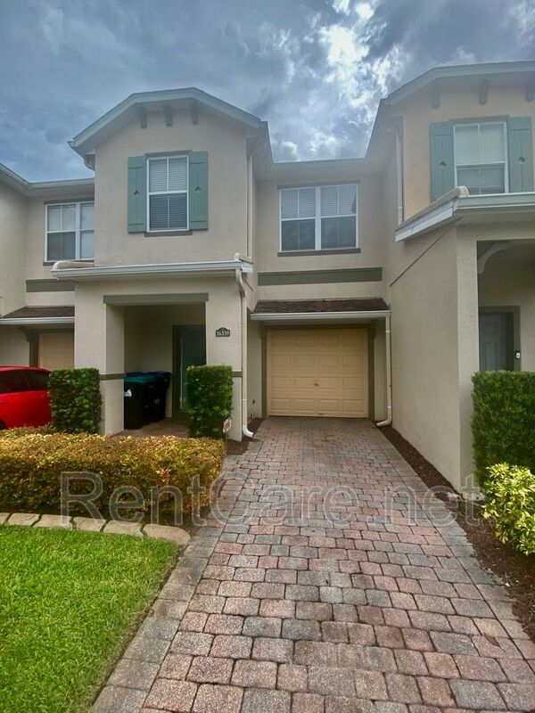 Well-kept 3/2.5 with 1 Car Garage Townhouse in Avalon Park area! property image