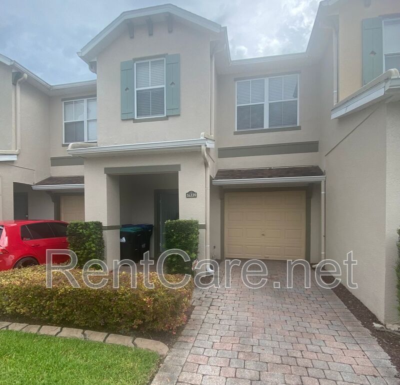 Well-kept 3/2.5 with 1 Car Garage Townhouse in Avalon Park area! property image