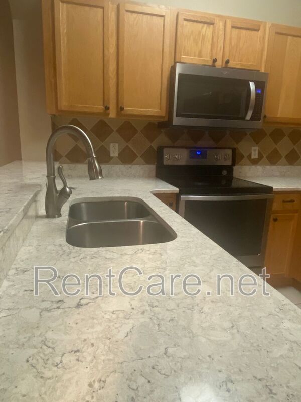 Well-kept 3/2.5 with 1 Car Garage Townhouse in Avalon Park area! property image