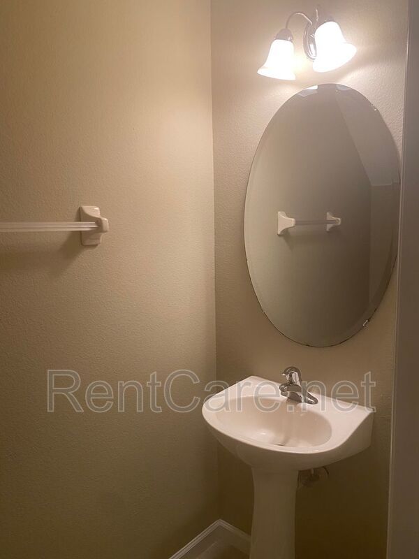 Well-kept 3/2.5 with 1 Car Garage Townhouse in Avalon Park area! property image