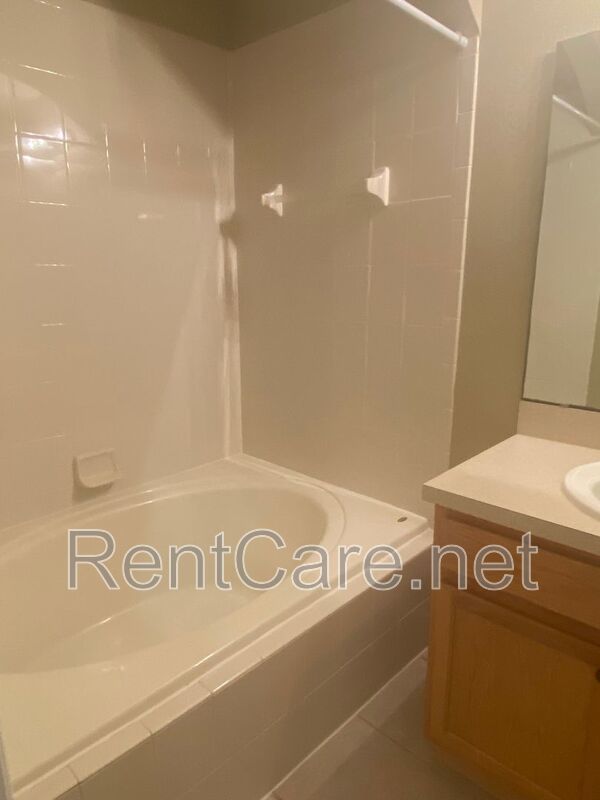 Well-kept 3/2.5 with 1 Car Garage Townhouse in Avalon Park area! property image