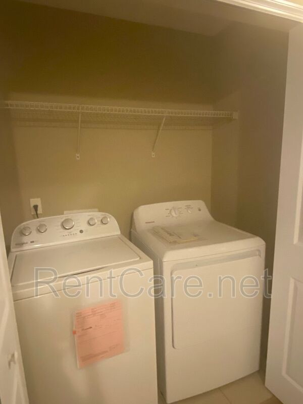 Well-kept 3/2.5 with 1 Car Garage Townhouse in Avalon Park area! property image