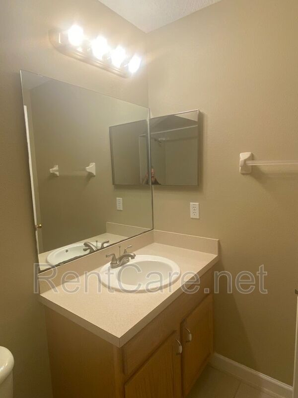 Well-kept 3/2.5 with 1 Car Garage Townhouse in Avalon Park area! property image