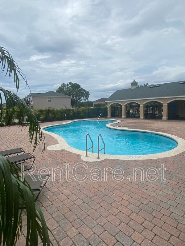 Well-kept 3/2.5 with 1 Car Garage Townhouse in Avalon Park area! property image