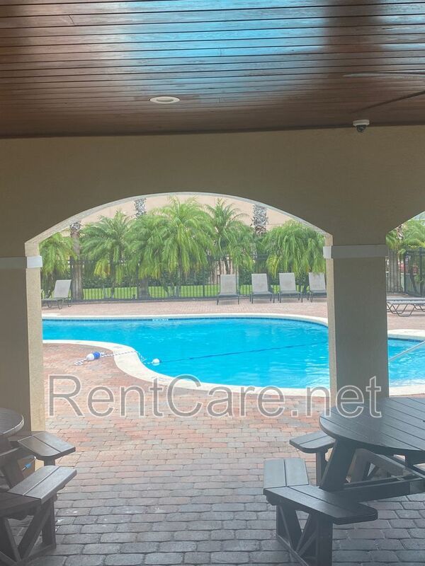 Well-kept 3/2.5 with 1 Car Garage Townhouse in Avalon Park area! property image