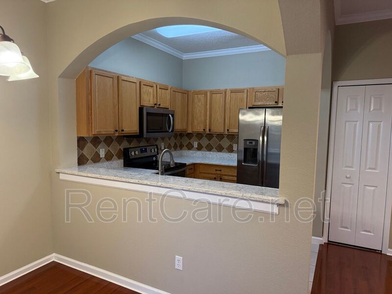 Well-kept 3/2.5 with 1 Car Garage Townhouse in Avalon Park area! property image