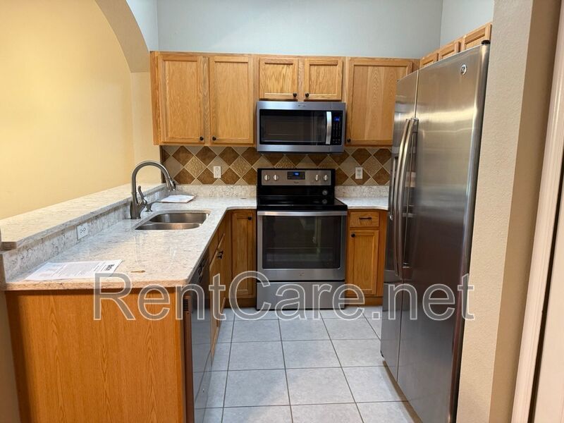 Well-kept 3/2.5 with 1 Car Garage Townhouse in Avalon Park area! property image