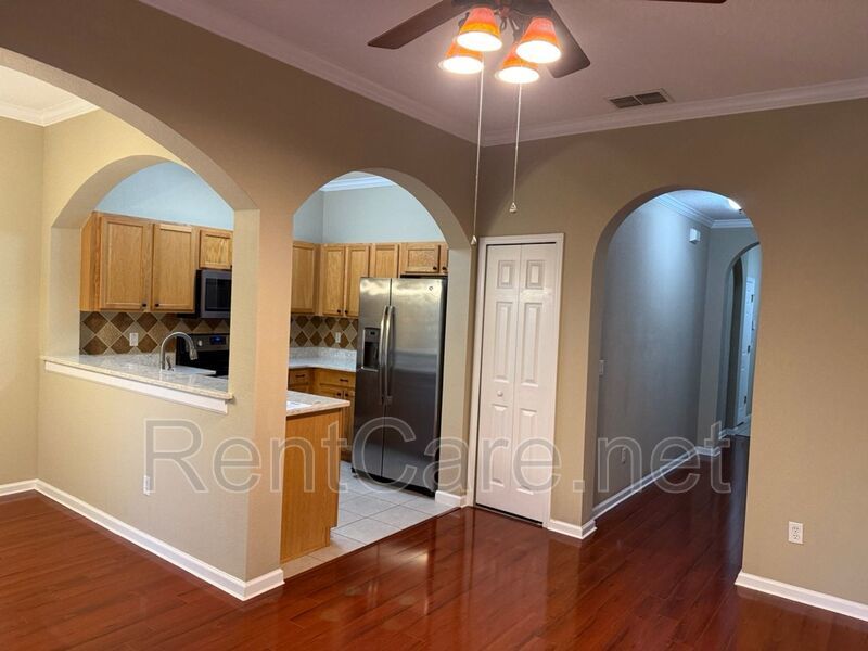 Well-kept 3/2.5 with 1 Car Garage Townhouse in Avalon Park area! property image