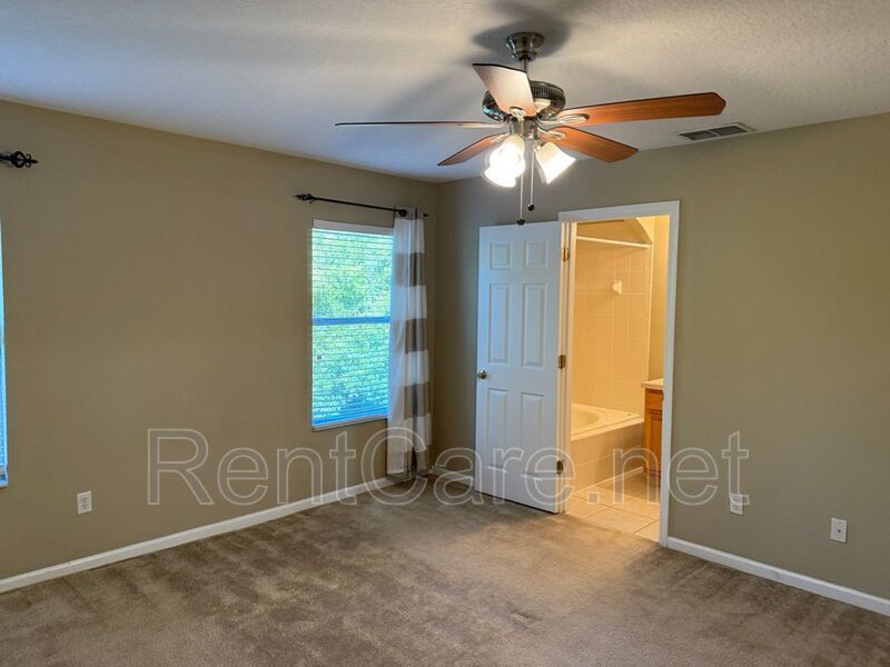 Well-kept 3/2.5 with 1 Car Garage Townhouse in Avalon Park area! property image