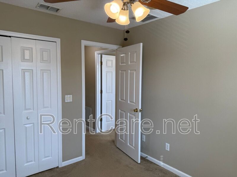 Well-kept 3/2.5 with 1 Car Garage Townhouse in Avalon Park area! property image