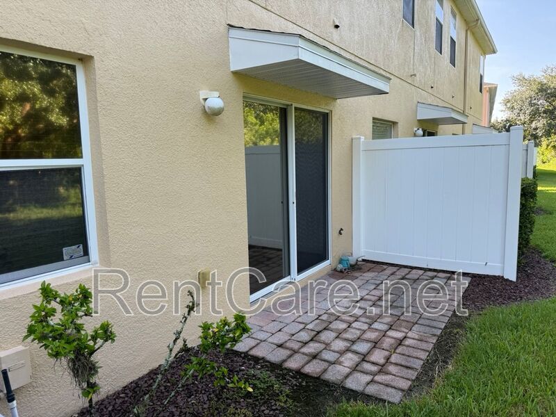 Well-kept 3/2.5 with 1 Car Garage Townhouse in Avalon Park area! property image
