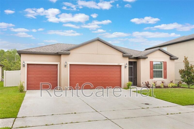 Gorgeous 3/2 in St. Cloud with fence enclosed yard and 3 car garage!  Available Now! property image