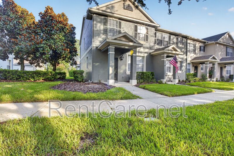 Stunning 3/2.5 corner townhome in Lake Reams with 2 car garage! Available Now! property image