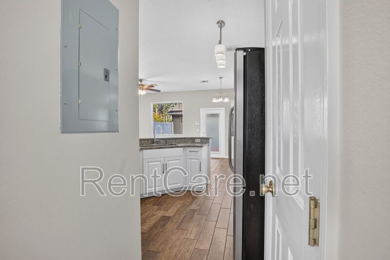 Stunning 3/2.5 corner townhome in Lake Reams with 2 car garage! Available Now! property image