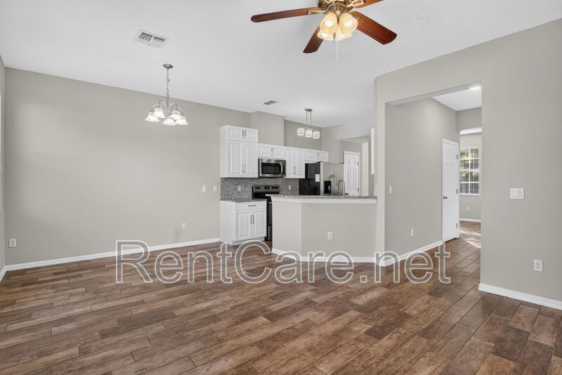 Stunning 3/2.5 corner townhome in Lake Reams with 2 car garage! Available Now! property image