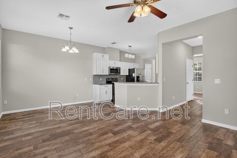 Stunning 3/2.5 corner townhome in Lake Reams with 2 car garage! Available Now! property image