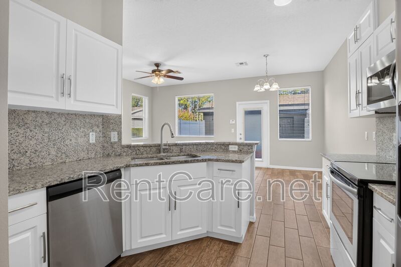 Stunning 3/2.5 corner townhome in Lake Reams with 2 car garage! Available Now! property image