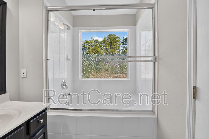 Stunning 3/2.5 corner townhome in Lake Reams with 2 car garage! Available Now! property image