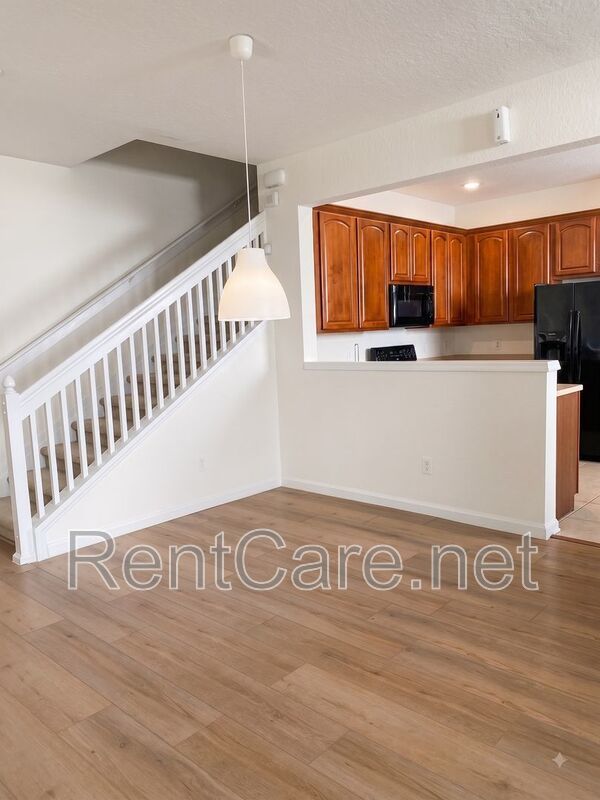 Avalon Park area - 3/2.5 with attached 1 car garage. Avail. Now property image