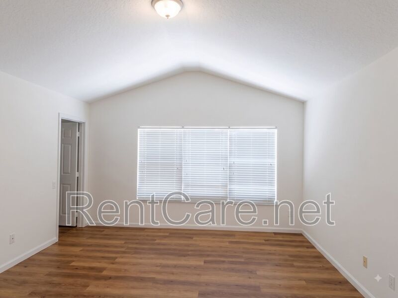 Avalon Park area - 3/2.5 with attached 1 car garage. Avail. Now property image