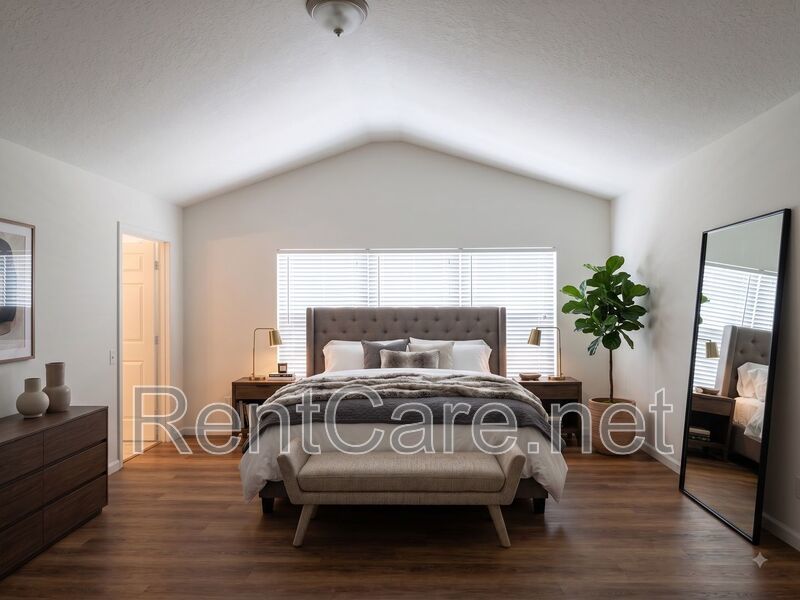 Avalon Park area - 3/2.5 with attached 1 car garage. Avail. Now property image