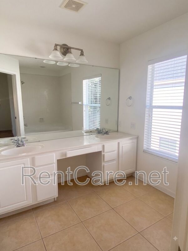 Avalon Park area - 3/2.5 with attached 1 car garage. Avail. Now property image