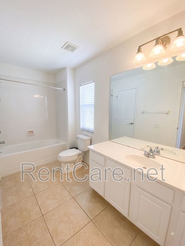 Avalon Park area - 3/2.5 with attached 1 car garage. Avail. Now property image