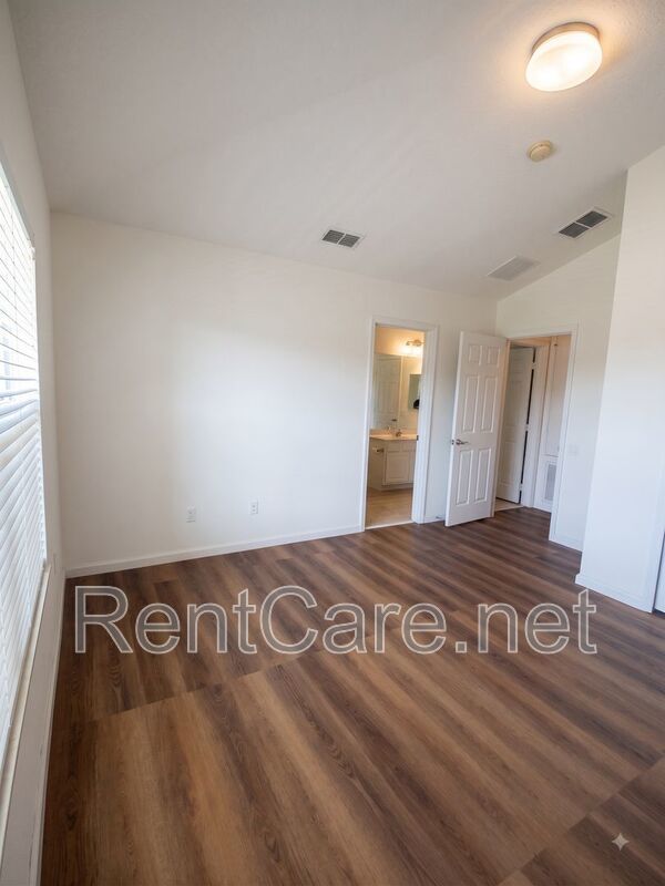 Avalon Park area - 3/2.5 with attached 1 car garage. Avail. Now property image